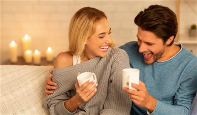 كيف يؤثر الضحك على العلاقة الزوجية؟